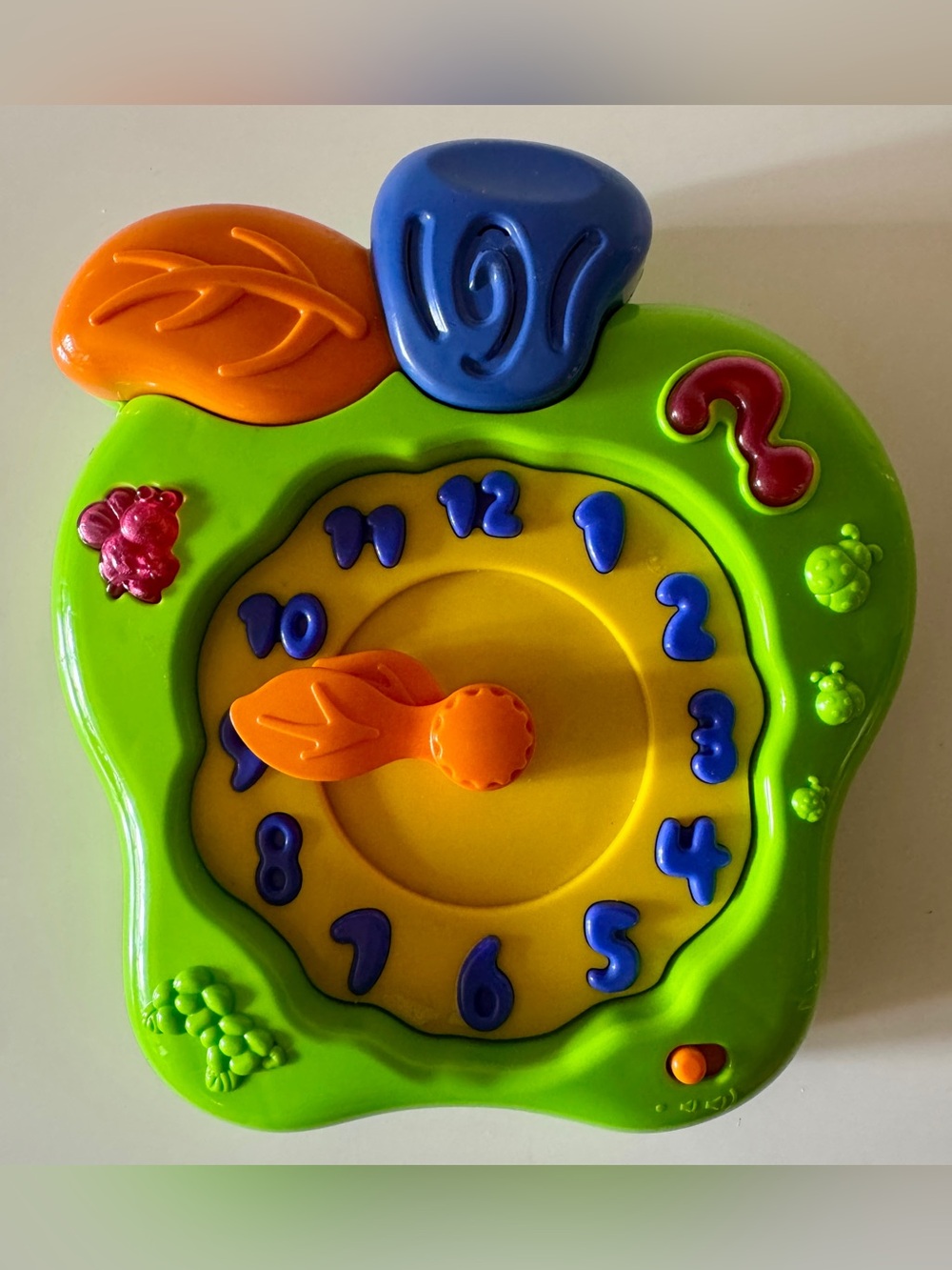 Vintage 2002 Redbox Apple Clock Teach Time electronic tool toy game